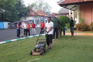 Bersih-Bersih Lingkungan Kantor Sekretariat Daerah Kabupaten Pamekasan